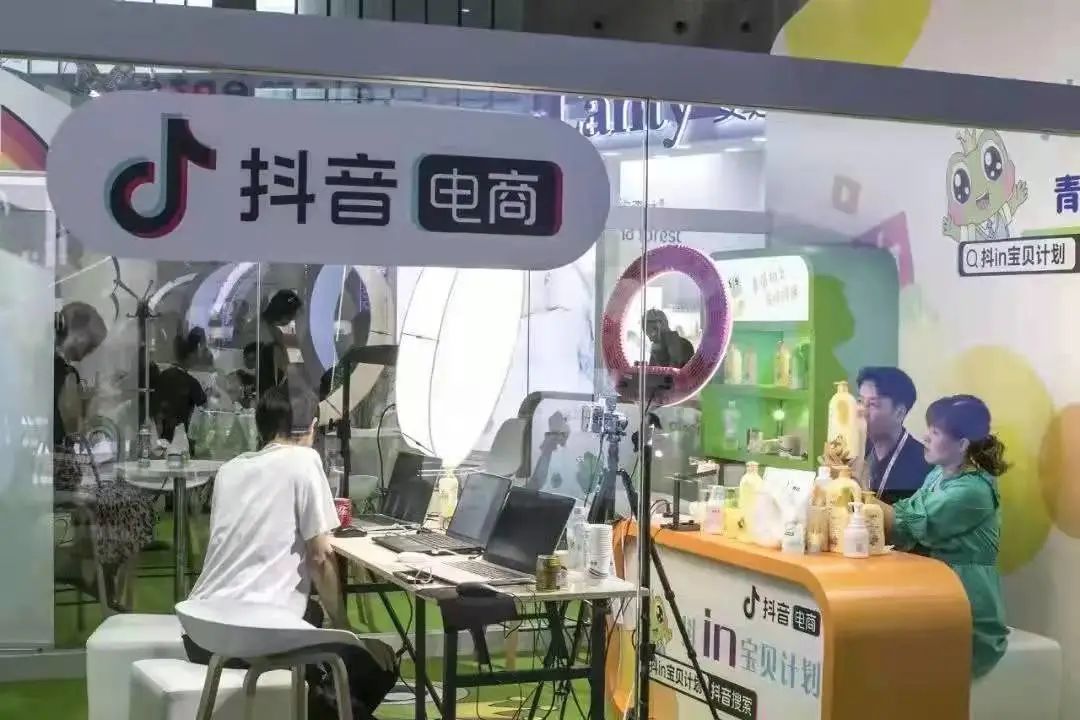 天下知識(shí)人的商業(yè)天花板,被新東方踢飛了