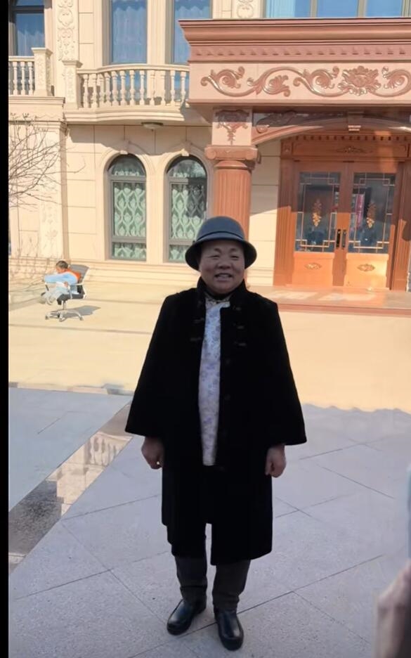 劉強東母親夸贊章澤天買的新衣：親自下廚給工作人員做家鄉小吃